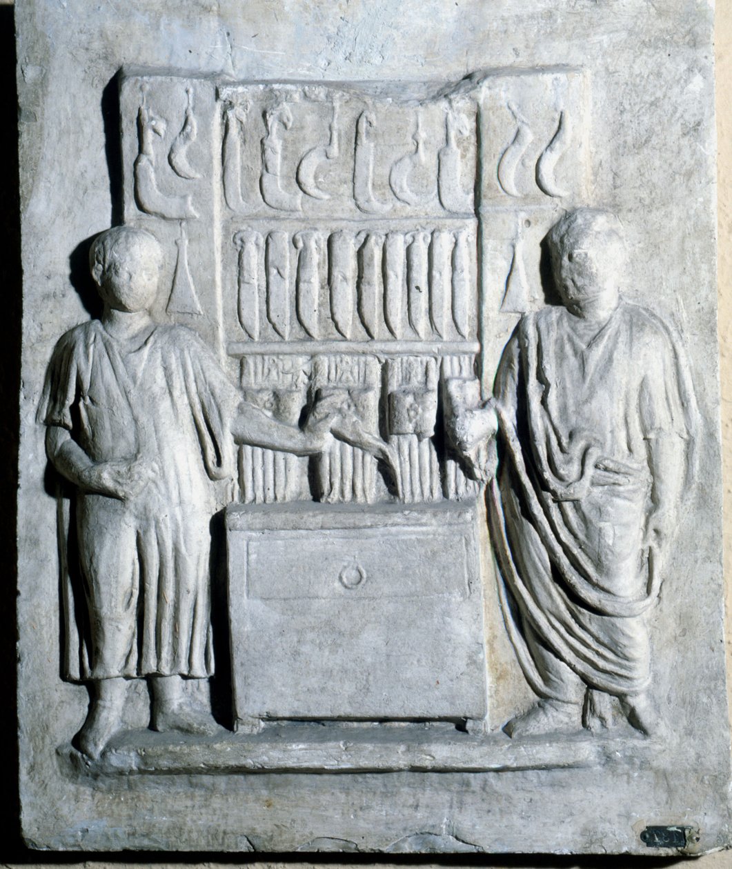 Kyltti veitsiliikkeestä roomalaisella aikakaudella. Museo di Ostia (Ostia) tekijältä Roman Roman