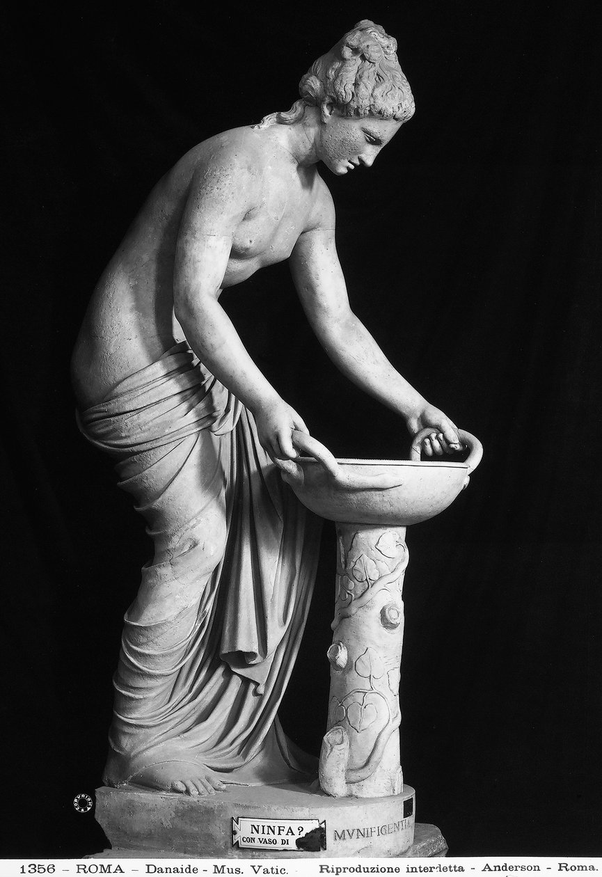 Patsas, joka kuvaa Danaidea (marmori) tekijältä Roman Roman