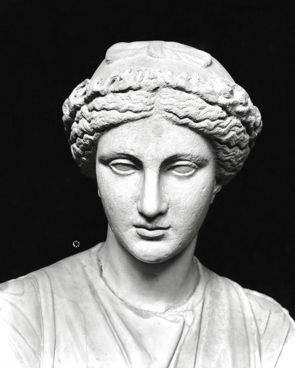 Clion patsas kädessä kirjakääröä, yksityiskohta päästä (kivi) (mv/w kuva) (katso myös 161938) tekijältä Roman Roman
