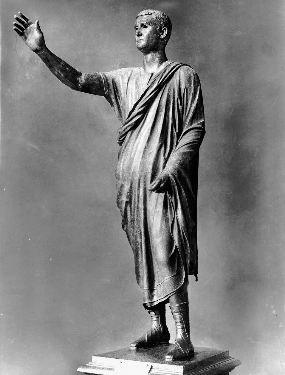 Rooman puhujan patsas (pronssi) tekijältä Roman Roman