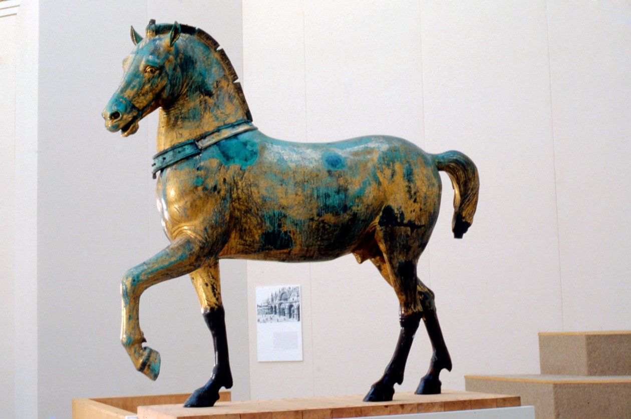 Patsas yhdelle San Marcon neljästä voiton quadriga-hevosesta (pronssi) tekijältä Roman Roman