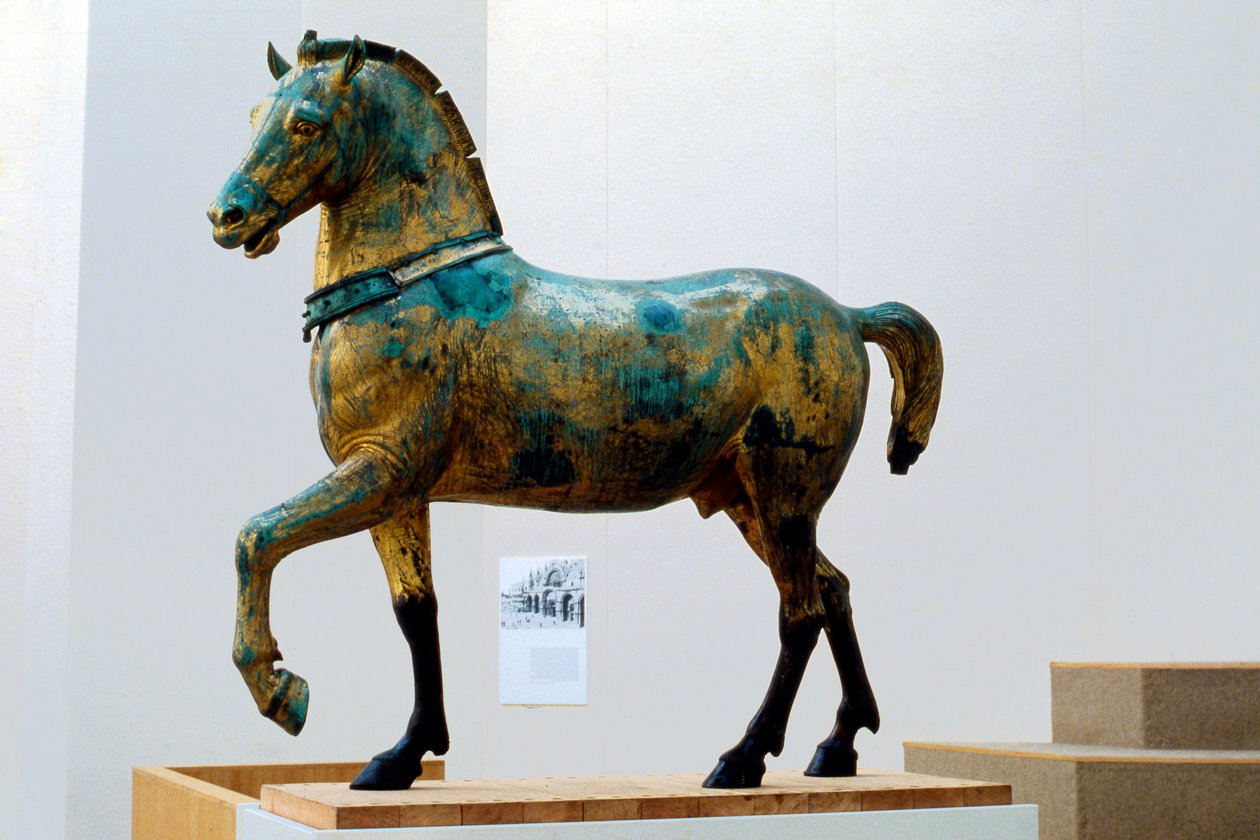 Patsas yhdelle San Marcon neljästä voiton quadriga-hevosesta (pronssi) tekijältä Roman Roman
