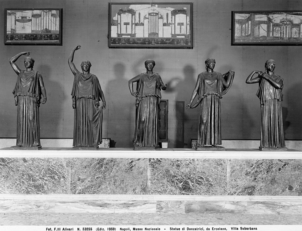 Tanssijoiden patsaat. Esitetty Herculaneumin esikaupunkihuvilasta tekijältä Roman Roman