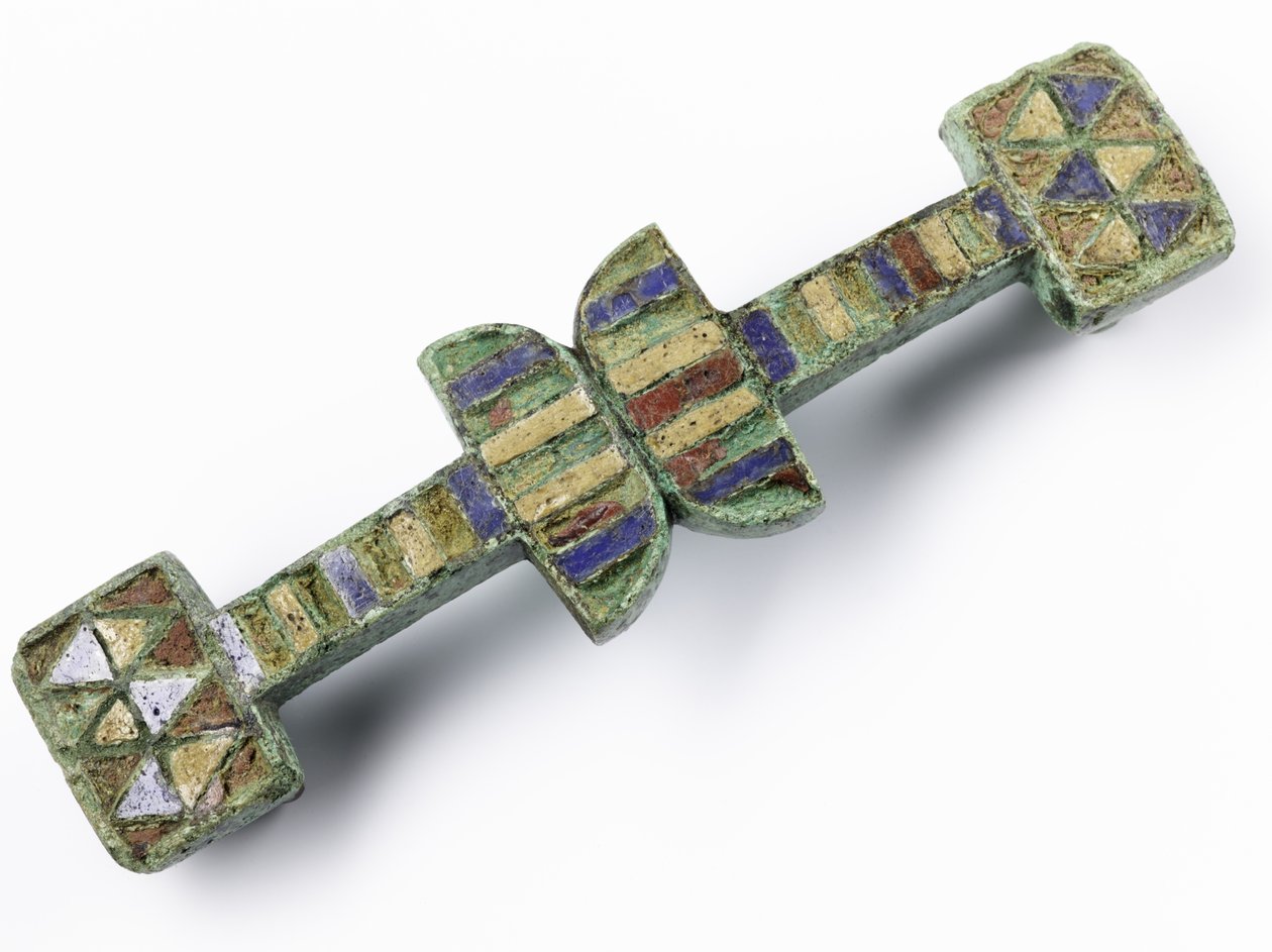 Hihnaliitos yläpintasarjalla punaisella, sinisellä ja keltaisella emalilla, roomalaisen legioonalaisen linnoituksesta Inhtuthilissa, Caputhissa, Perthshiressä (pronssi ja emali) tekijältä Roman Roman