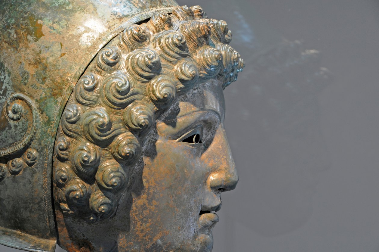 Crosby Garrett -kypärä, 1.–2. vuosisadan lopulla jKr. (pronssi) (katso myös (katso myös 871729-34, 396159 & 413093-94) tekijältä Roman Roman