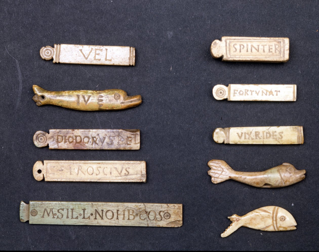 Teatteriliput norsunluusta roomalaisesta aikakaudesta. Museo della Scala Milanossa tekijältä Roman Roman