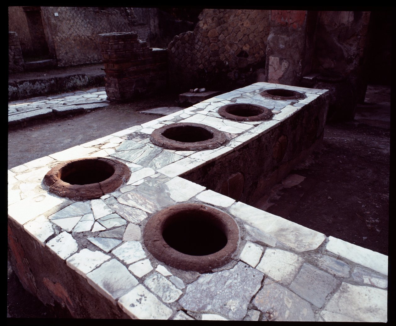 Thermopolium-marmoripöytä, 5. vuosisadalla eKr. - 1. vuosisadalla jKr tekijältä Roman Roman