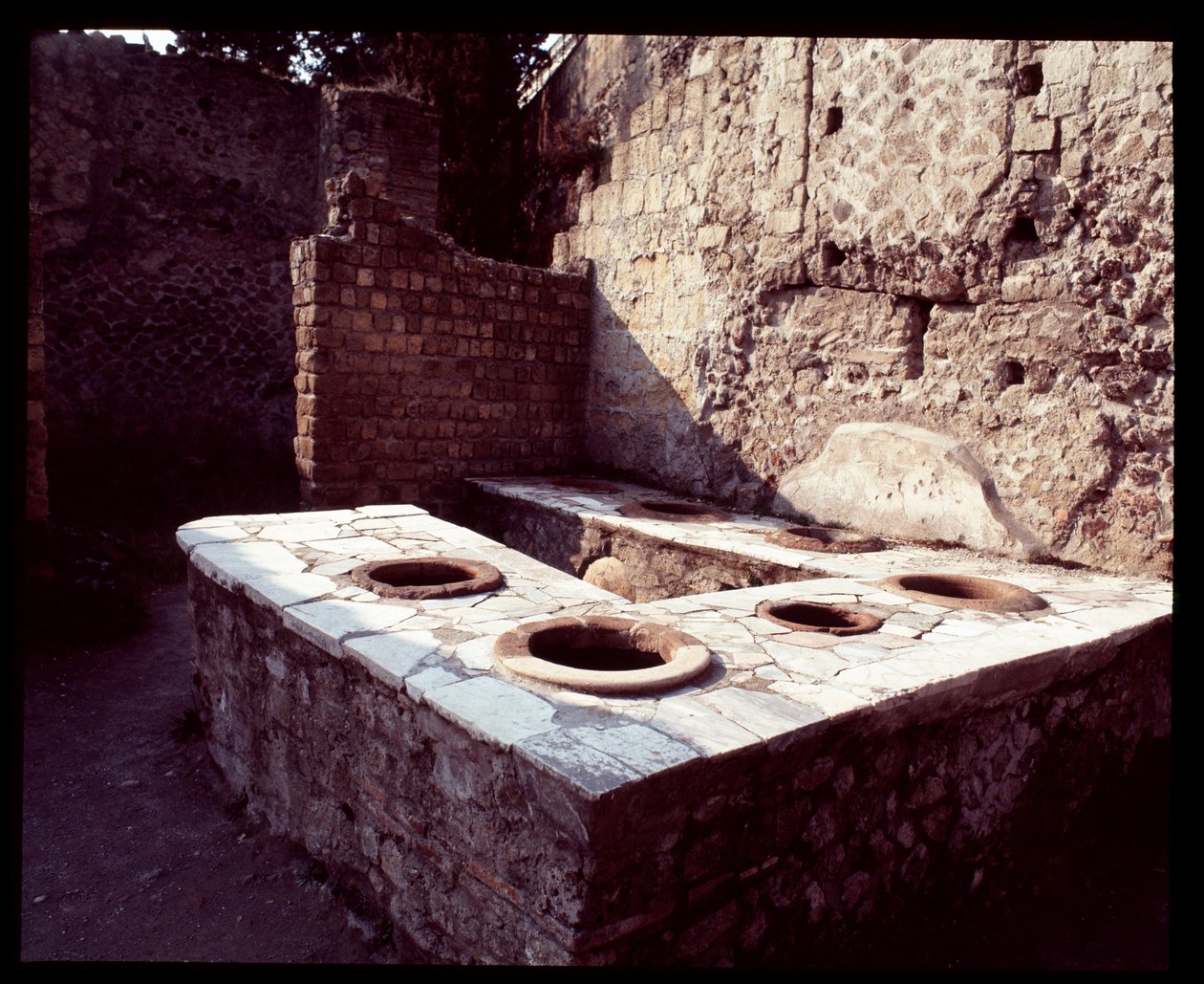 Thermopolium-marmoripöytä, 5. vuosisadalla eKr. - 1. vuosisadalla jKr tekijältä Roman Roman