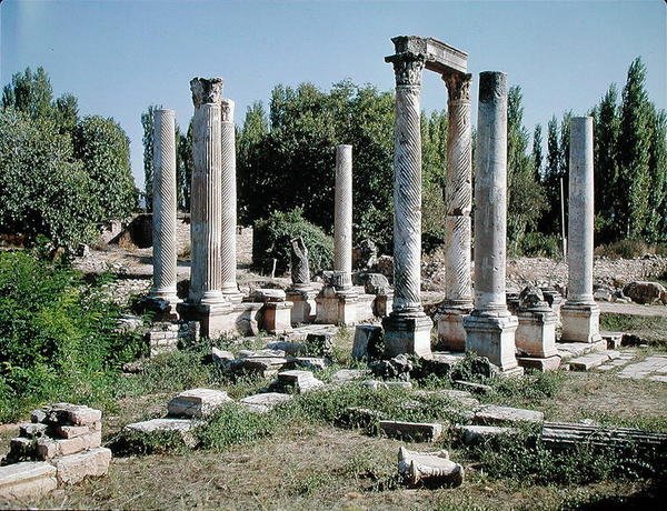 Näkymä propylealle tai monumentaaliselle portille tekijältä Roman Roman