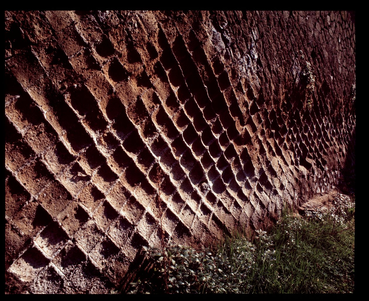Näkymä opus reticulatum -rakennustekniikalla rakennetuista seinistä 5. vuosisadalta eKr. - 1. vuosisadalta jKr tekijältä Roman Roman