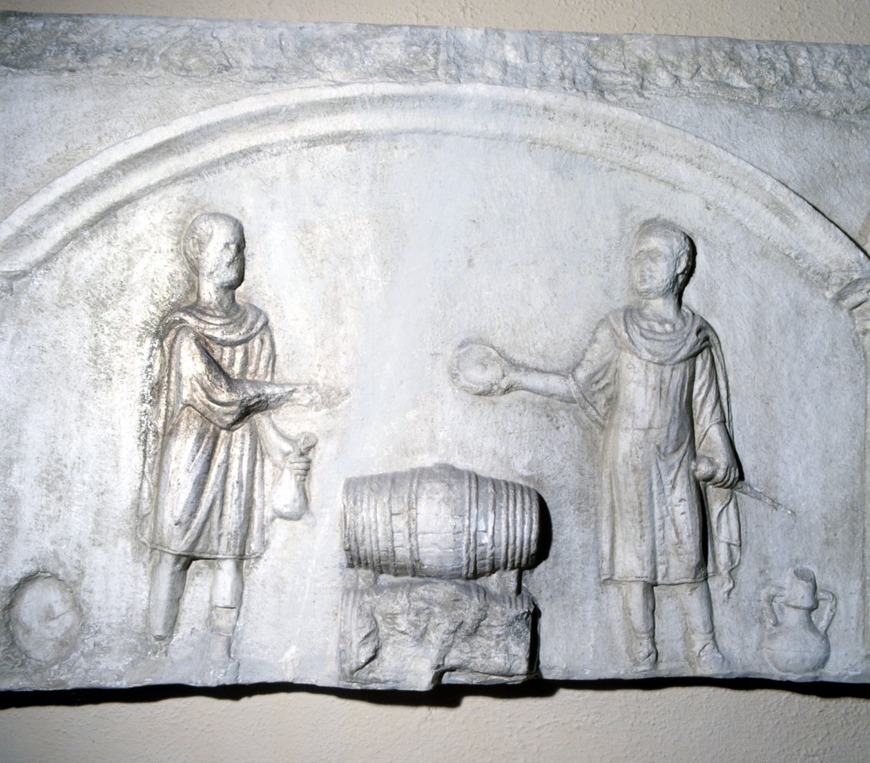 Viinikauppiaan kyltti roomalaisten aikoina. Ostia-museo (Ostia) tekijältä Roman Roman