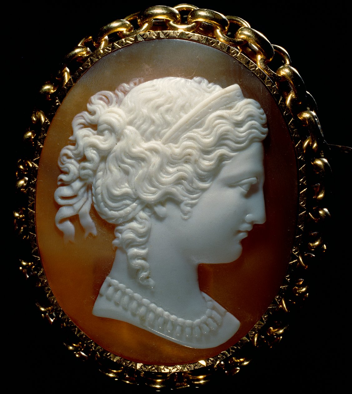 Naisen profiilin muotokuva; cameo on sardonice, asetettu kultaan tekijältä Roman School