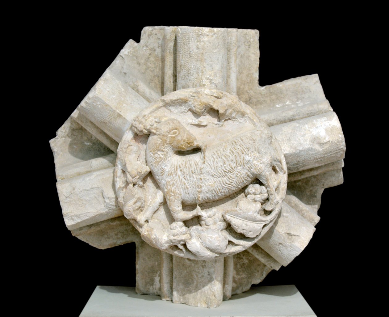 Karitsa, Saint Laurentin kappelin (St. Lawrence) holvi, katosi useiksi vuosiksi ja sijaitsi alun perin Fontenayn (Fontenayn luostari, Burgundia, Ranska: karitsaa edustava Keystone) yläpuolella. tekijältä Romanesque