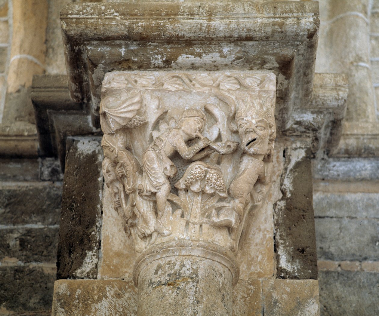 Muusikko ja demoni, joka symboloi ihailua (veistetty pääkaupunki) tekijältä Romanesque