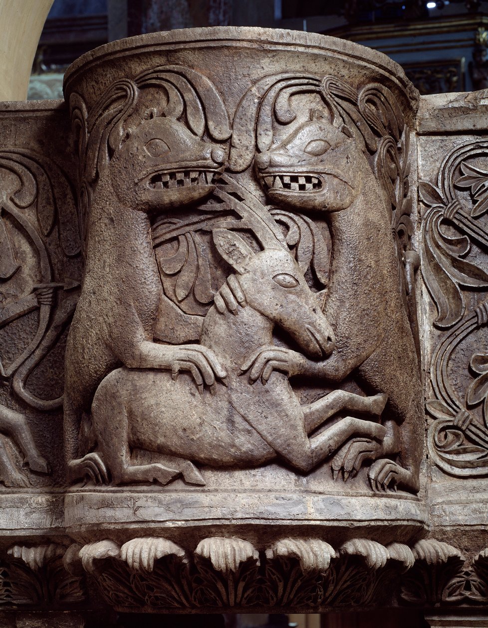 Eläimet taistelevat, yksityiskohta saarnatuolin ambosta, helpotus tekijältä Romanesque