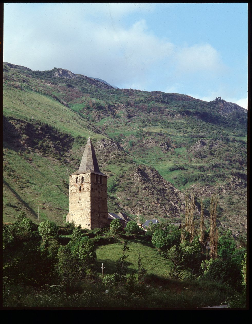 Kirkon kellotorni tekijältä Romanesque