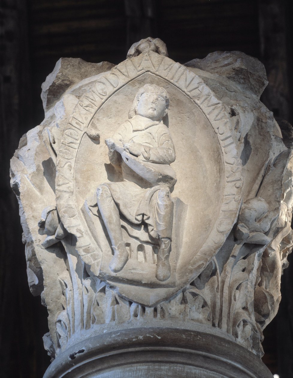 Kuoron pääkaupunki, joka edustaa gregoriaanisen laulun ensimmäistä säveltä (veistos tekijältä Romanesque