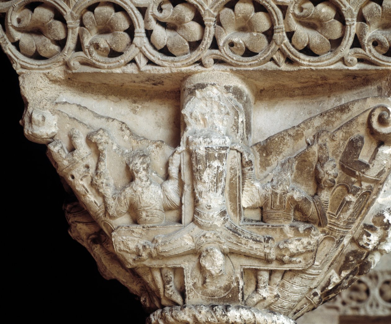 Pääkaupunki, joka edustaa pyhää Pietaria hänen ristillään (veistos tekijältä Romanesque