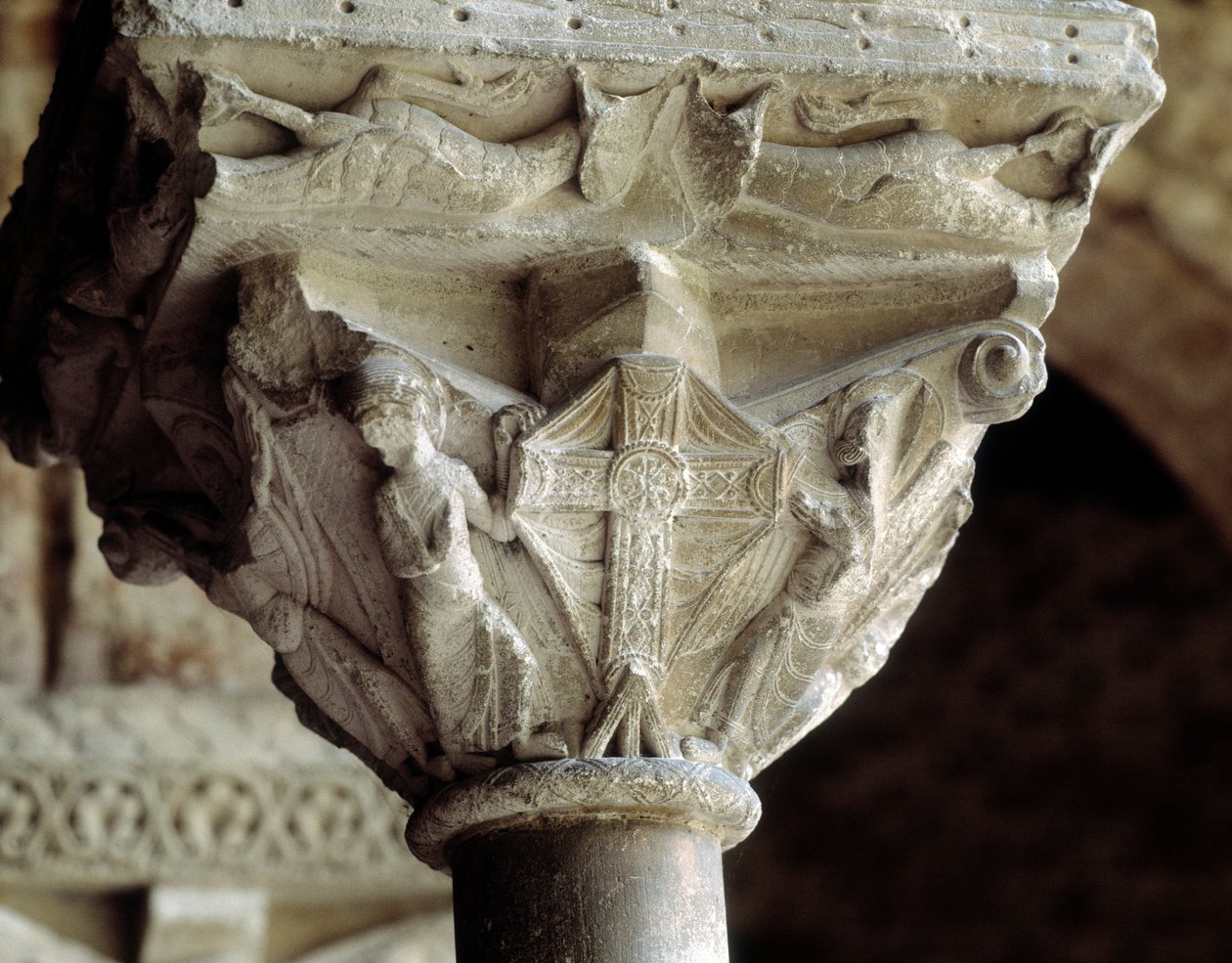 Pääkaupunki, joka edustaa loistavaa ristiä (veistos tekijältä Romanesque