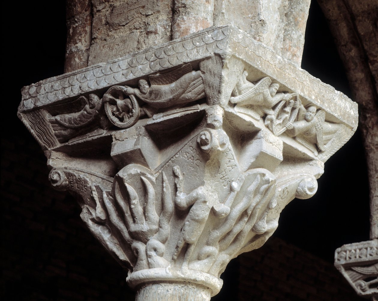 Pääoma, joka edustaa kolmea juutalaista tulipesässä (veistos tekijältä Romanesque