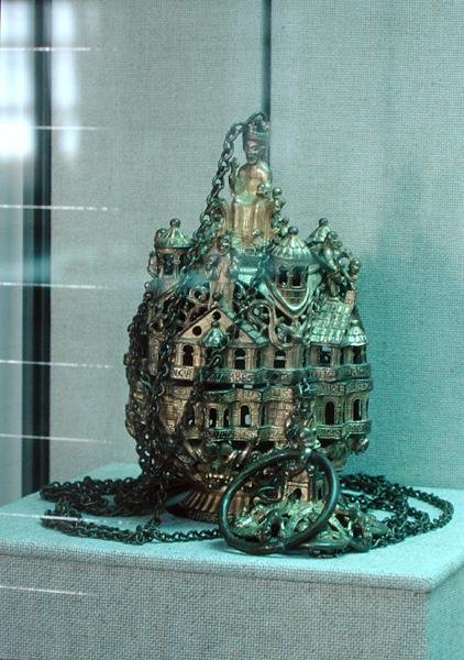 Gozbertin suitsutuskone (kullattua metallia) tekijältä Romanesque