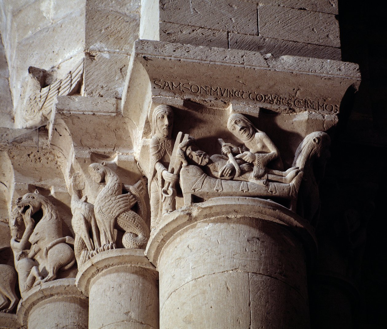 Delilah leikkaa Simsonin hiuksia (risteykseen veistetty pääkaupunki) tekijältä Romanesque