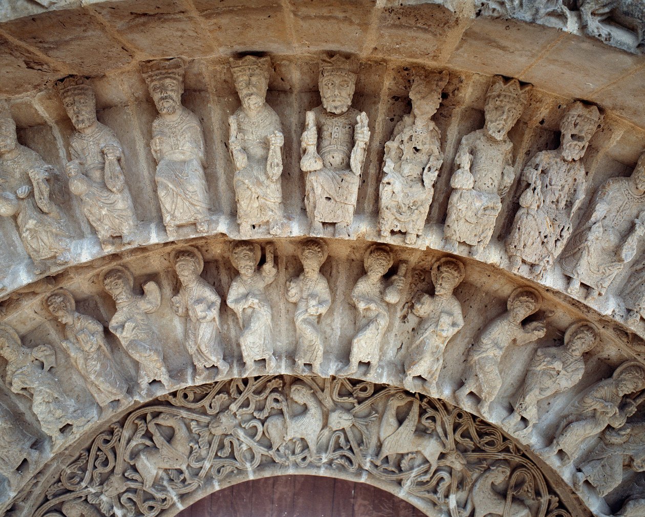 Yksityiskohta eteläportaalin veistoksia tekijältä Romanesque