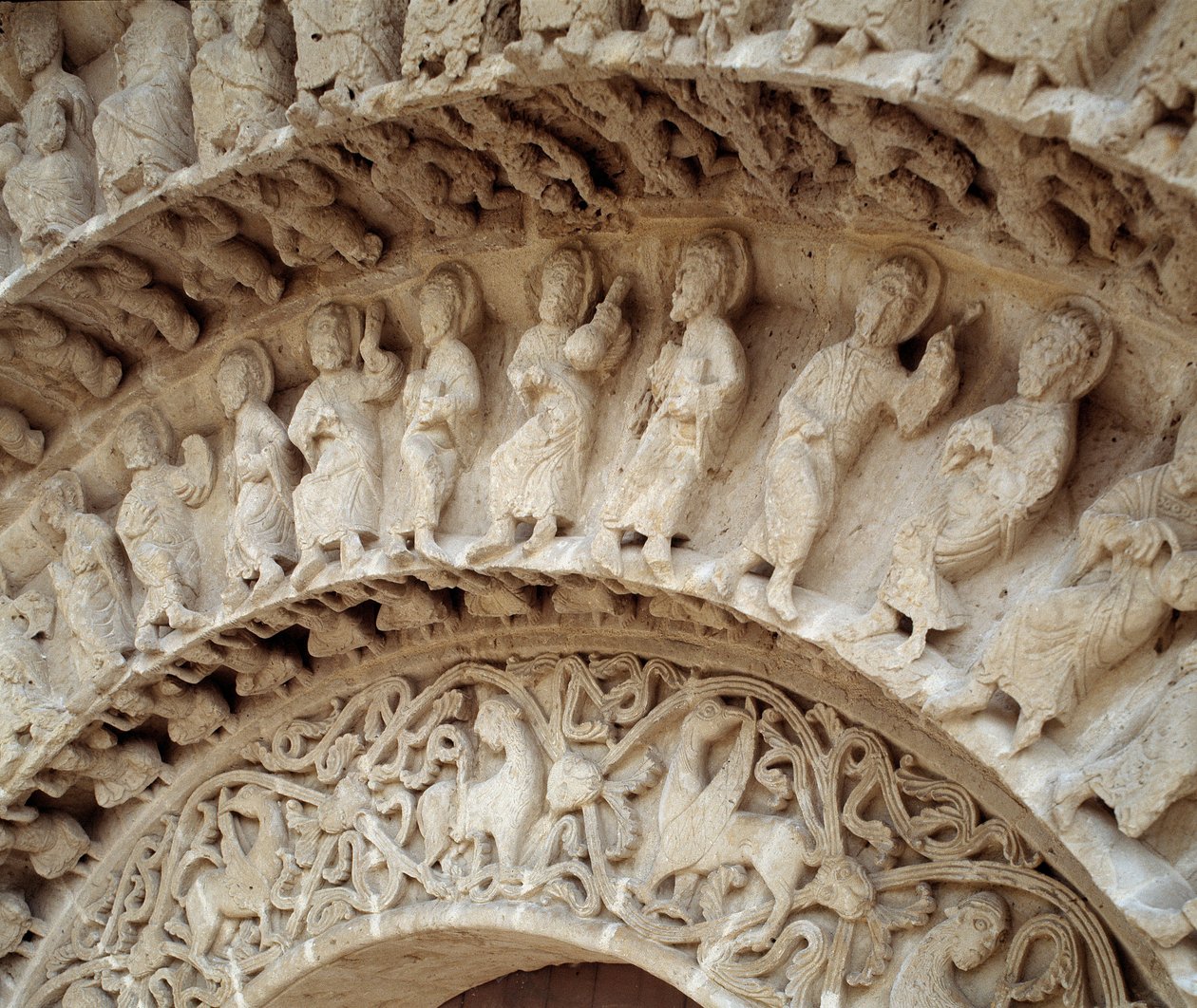 Yksityiskohta eteläportaalin veistoksia tekijältä Romanesque
