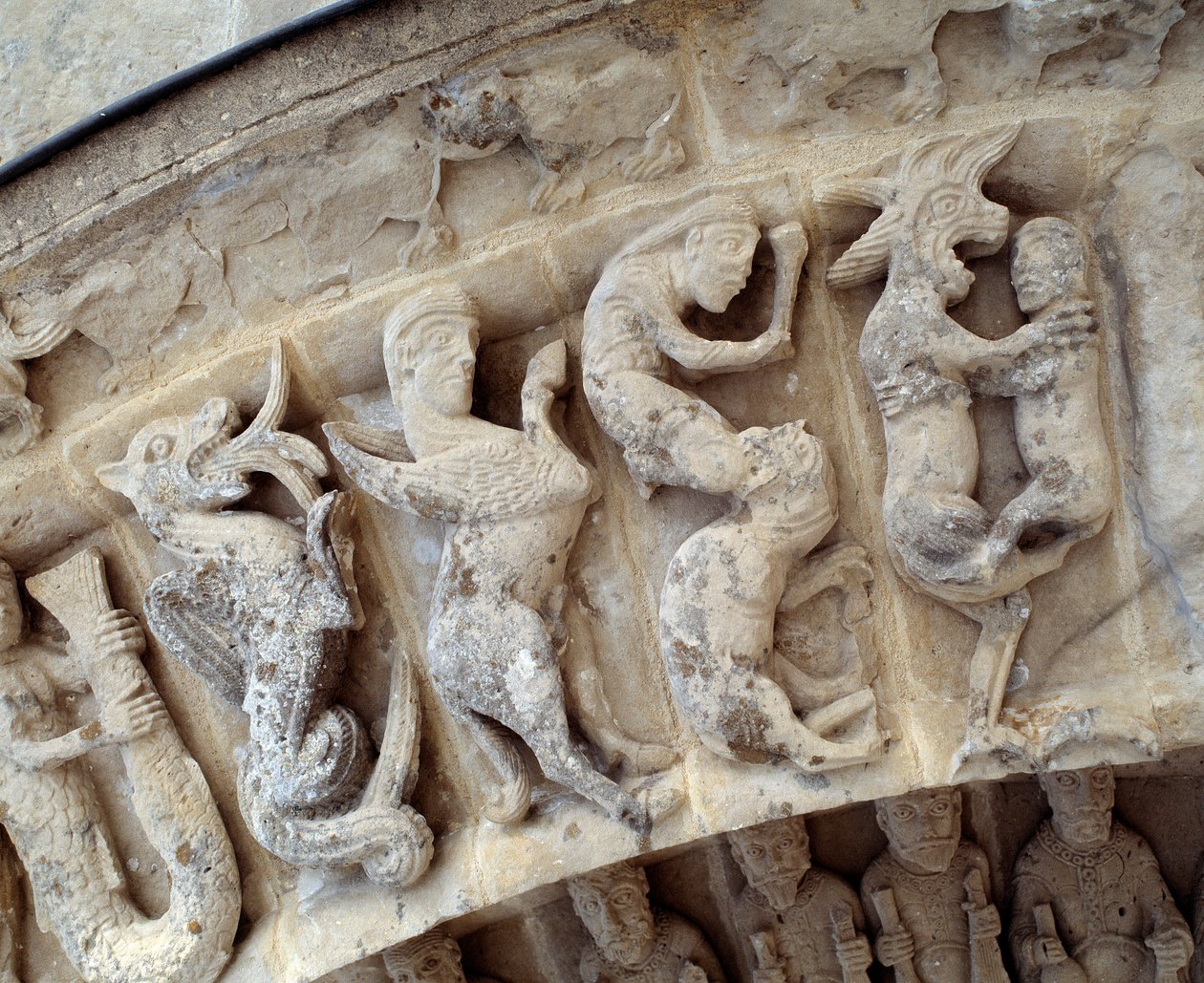 Yksityiskohta eteläportaalin veistoksia tekijältä Romanesque