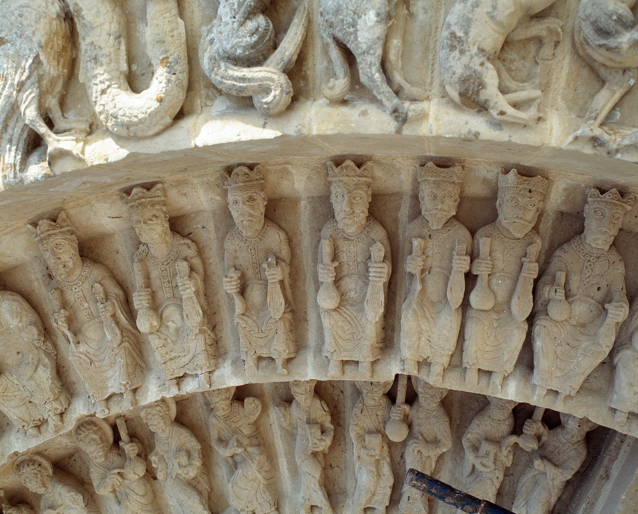 Yksityiskohta eteläportaalin veistoksia tekijältä Romanesque