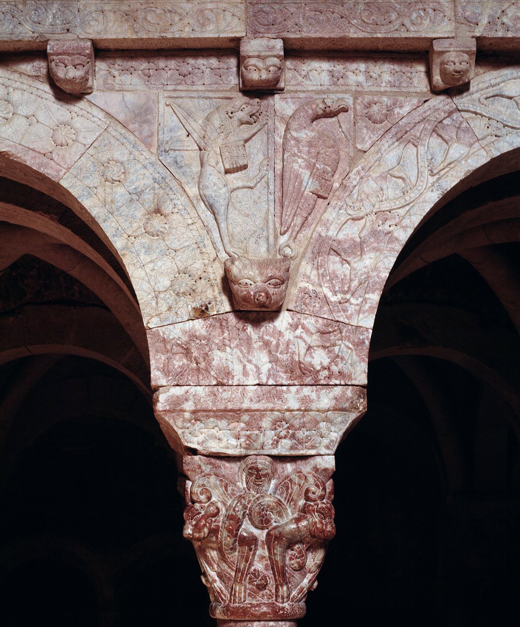 Yksityiskohta evankelistat Johanneksen ja Marcin symboleista, kaiverrettu Prioryn tribüünille tekijältä Romanesque