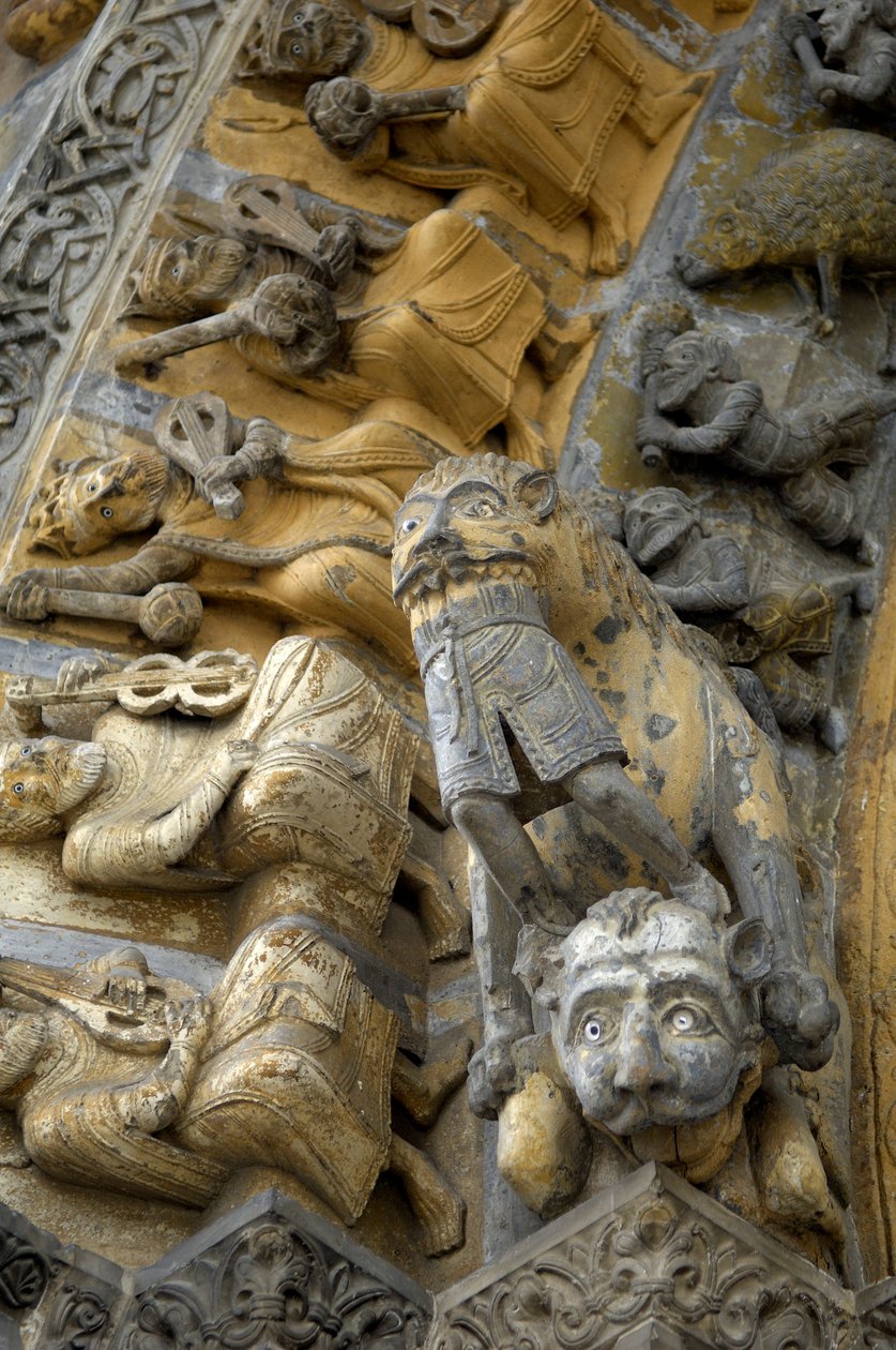 Yksityiskohta Saint Marie, Oloron Sainte Marie (Atlantin Pyreneet) katedraalin julkisivun kaiverretusta holvista tekijältä Romanesque