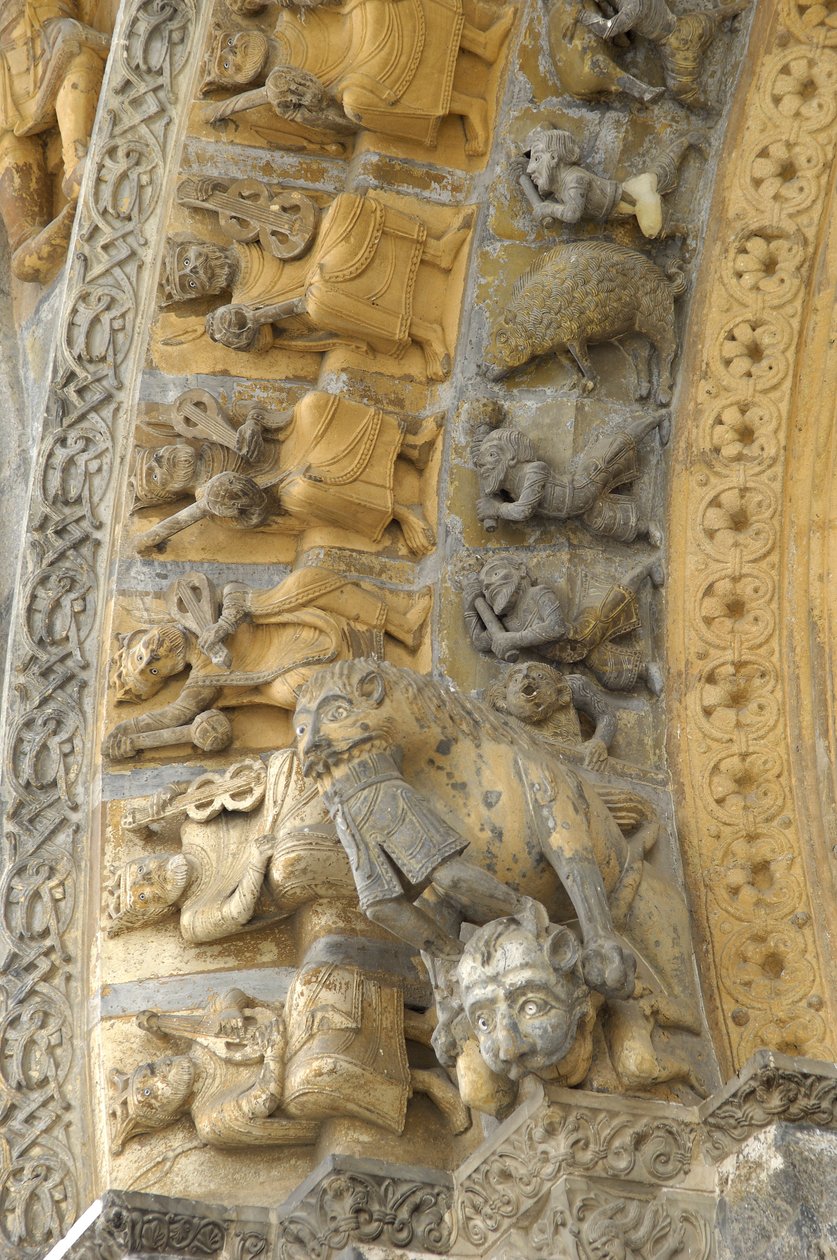 Yksityiskohta Saint Marie, Oloron Sainte Marie (Atlantin Pyreneet) katedraalin julkisivun kaiverretusta holvista tekijältä Romanesque
