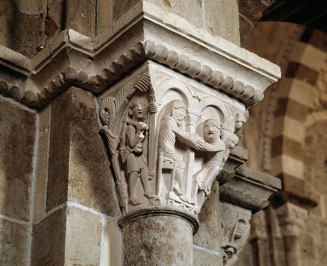 Esau palaa metsästyksestä ja huomaa olevansa isänsä Iisakin edessä, joka siunaa Jaakobia (veistetty pääkaupunki) tekijältä Romanesque
