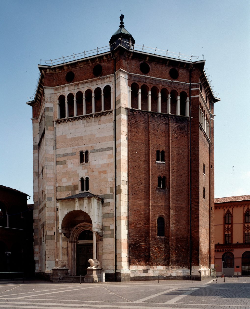 Näkymä kastekappelin ulkopuolelta tekijältä Romanesque