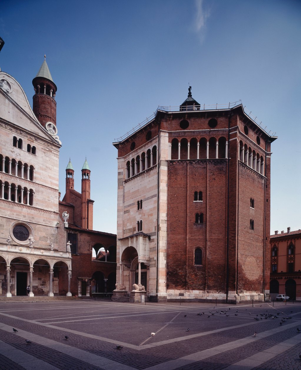 Näkymä kastekappelin ulkopuolelta tekijältä Romanesque
