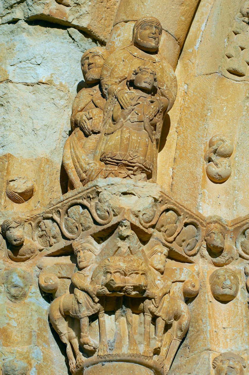 Pyhän Maria de Covetin kirkon julkisivu Isona, Espanja, yksityiskohta pääkaupungista tekijältä Romanesque