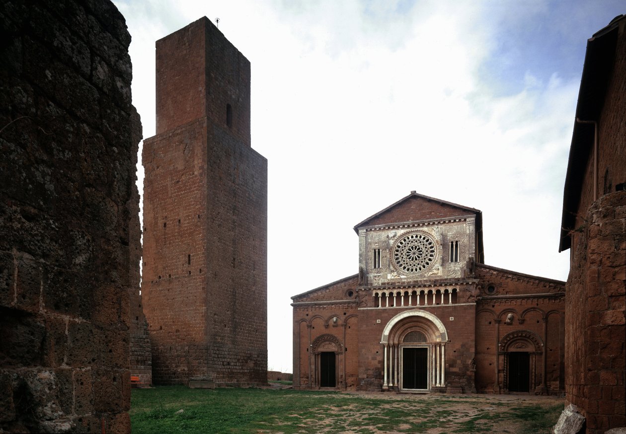 Pyhän Pietarin (san Pietro) kirkon julkisivu ja torni, rakennettu noin 1250 ja kunnostettu vuonna 1870, Toscania, Italia tekijältä Romanesque
