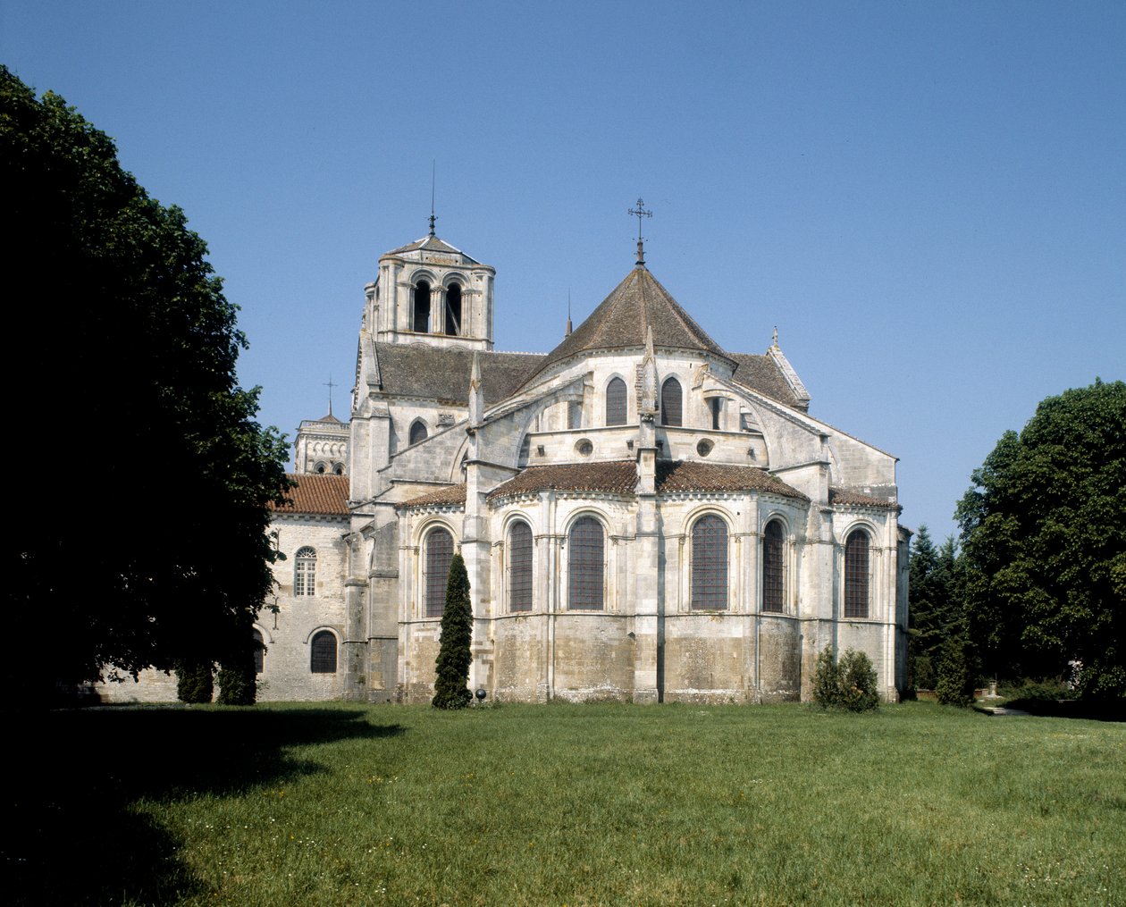 Yleisnäkymä basilikasta tekijältä Romanesque
