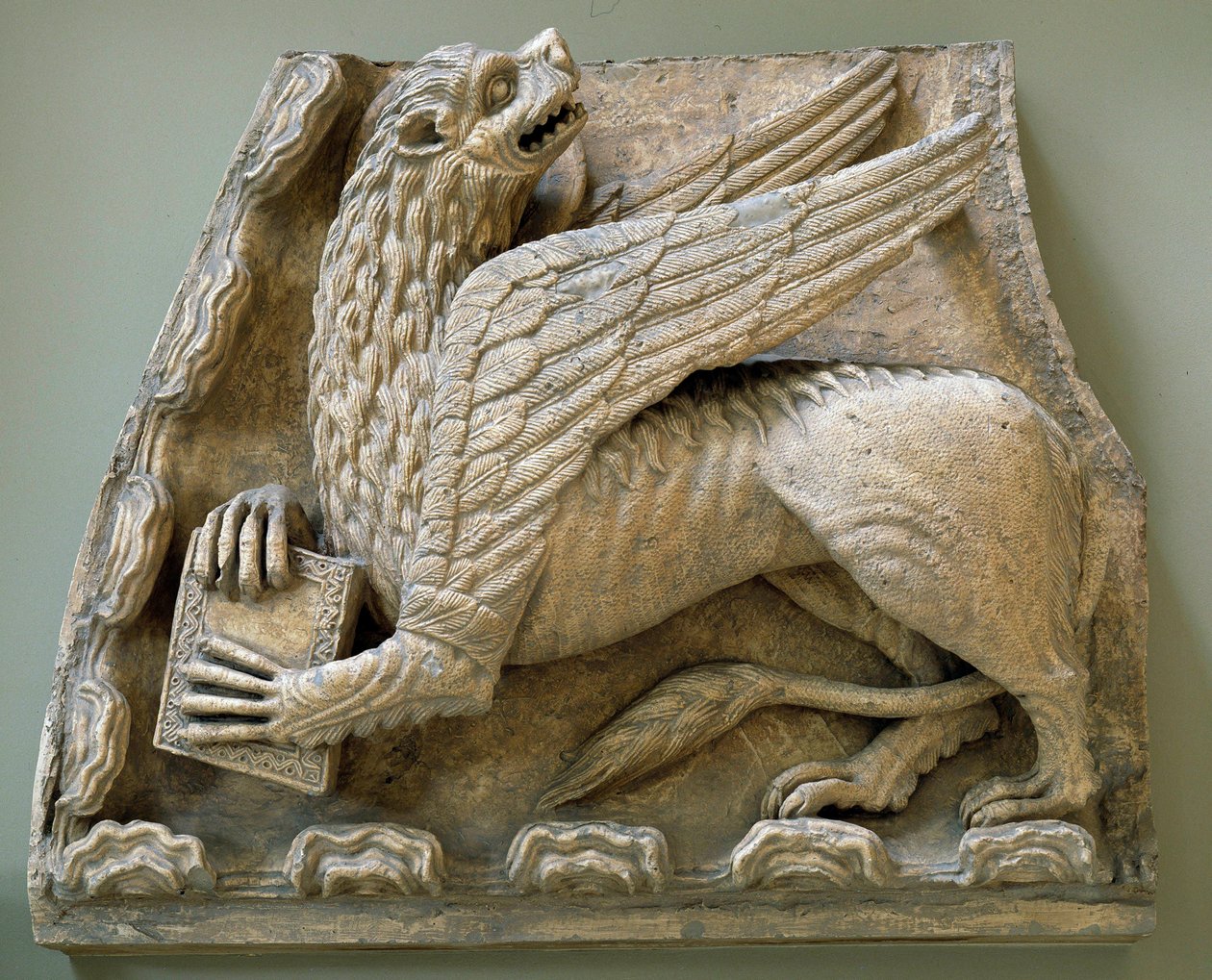 Griffonveistoksia Saint Loup de Naudin kirkon portaalin alkuperäiskappaleesta (Seine ja Marne) 1170 Paris, muistomerkkien museo francais tekijältä Romanesque