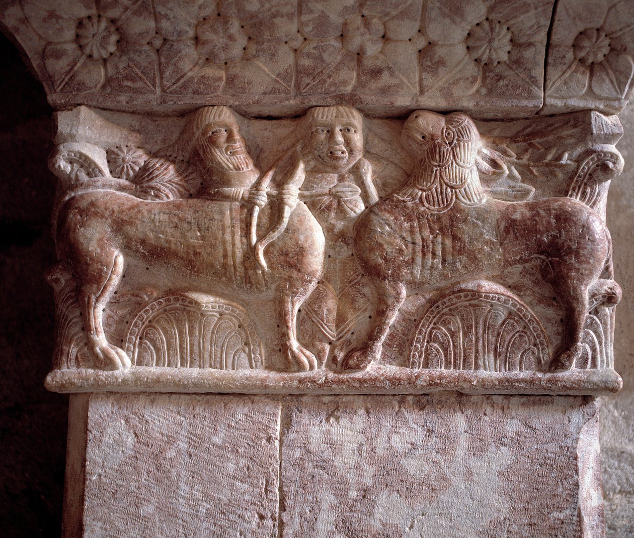 Metsästyspaikka, veistetty pääkaupunki Prioryn tribüünissä tekijältä Romanesque
