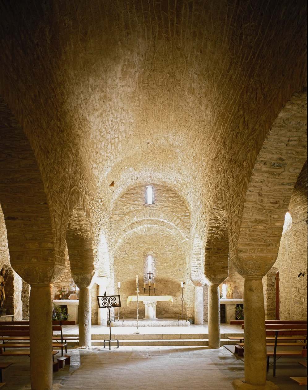 Näkymä luostarista sisäpuolelta tekijältä Romanesque