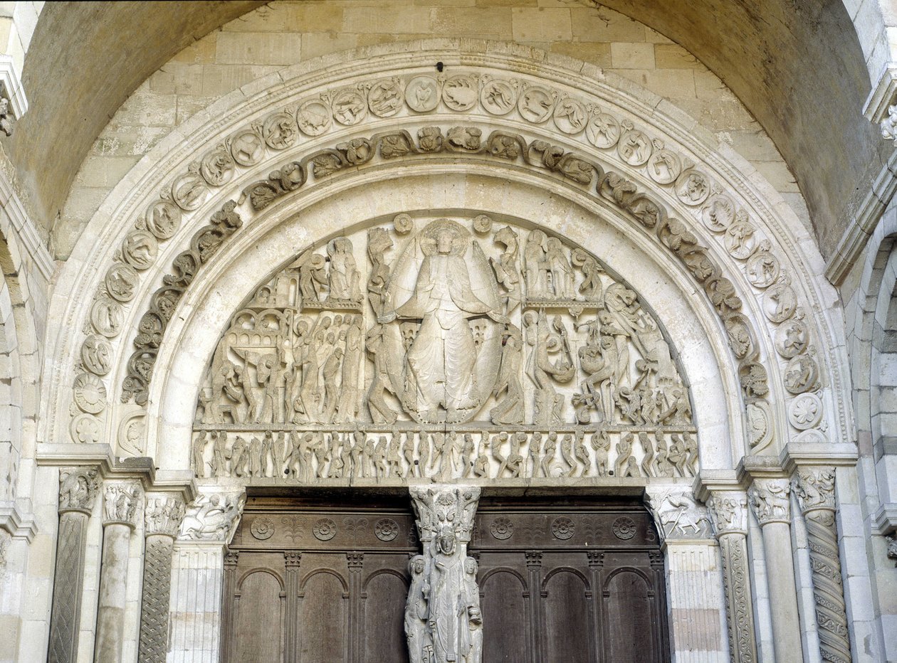 Viimeinen tuomio, veistetty tympanoni Cathedrale Saint Lazarus d