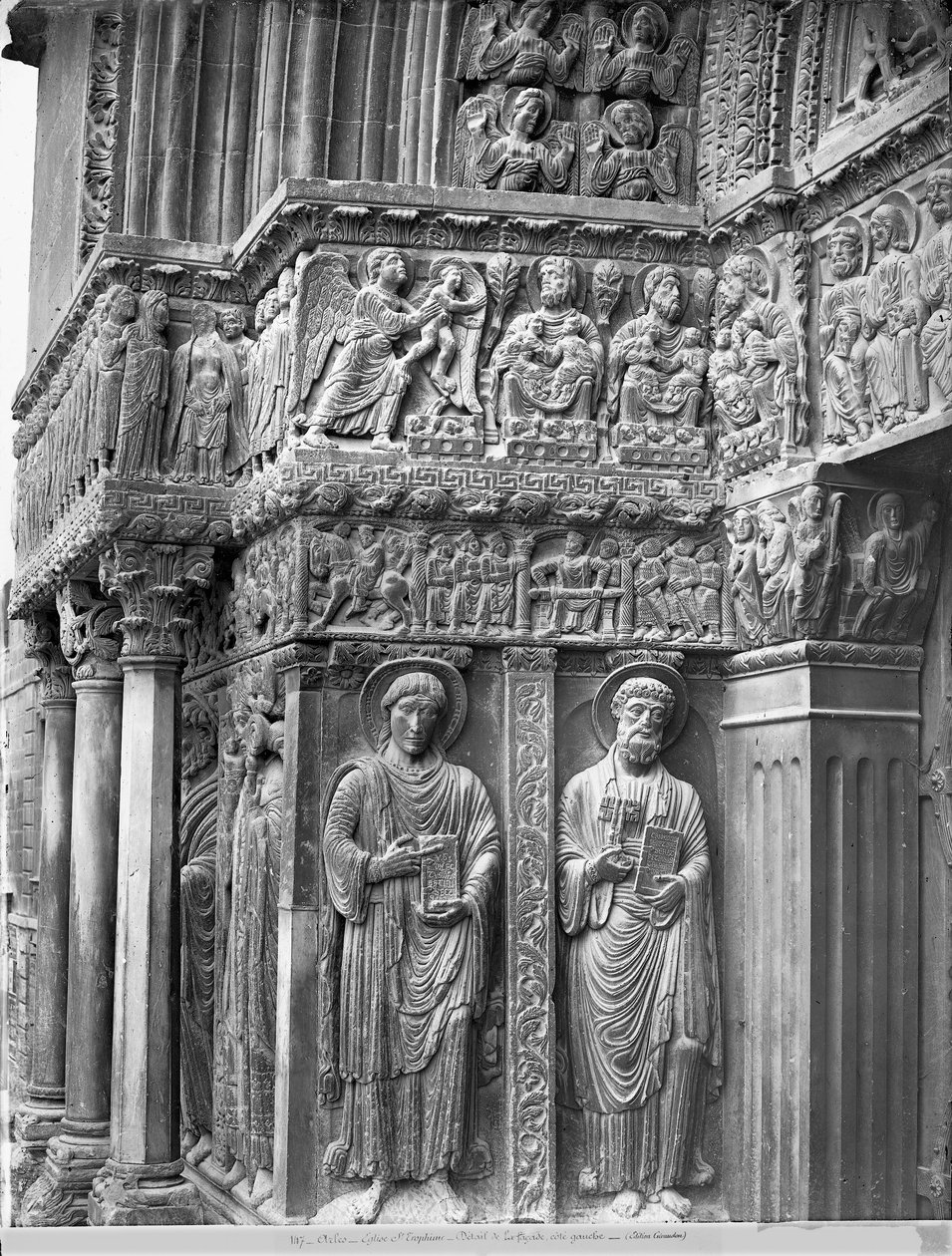 Kirkon portaalin vasen puoli tekijältä Romanesque