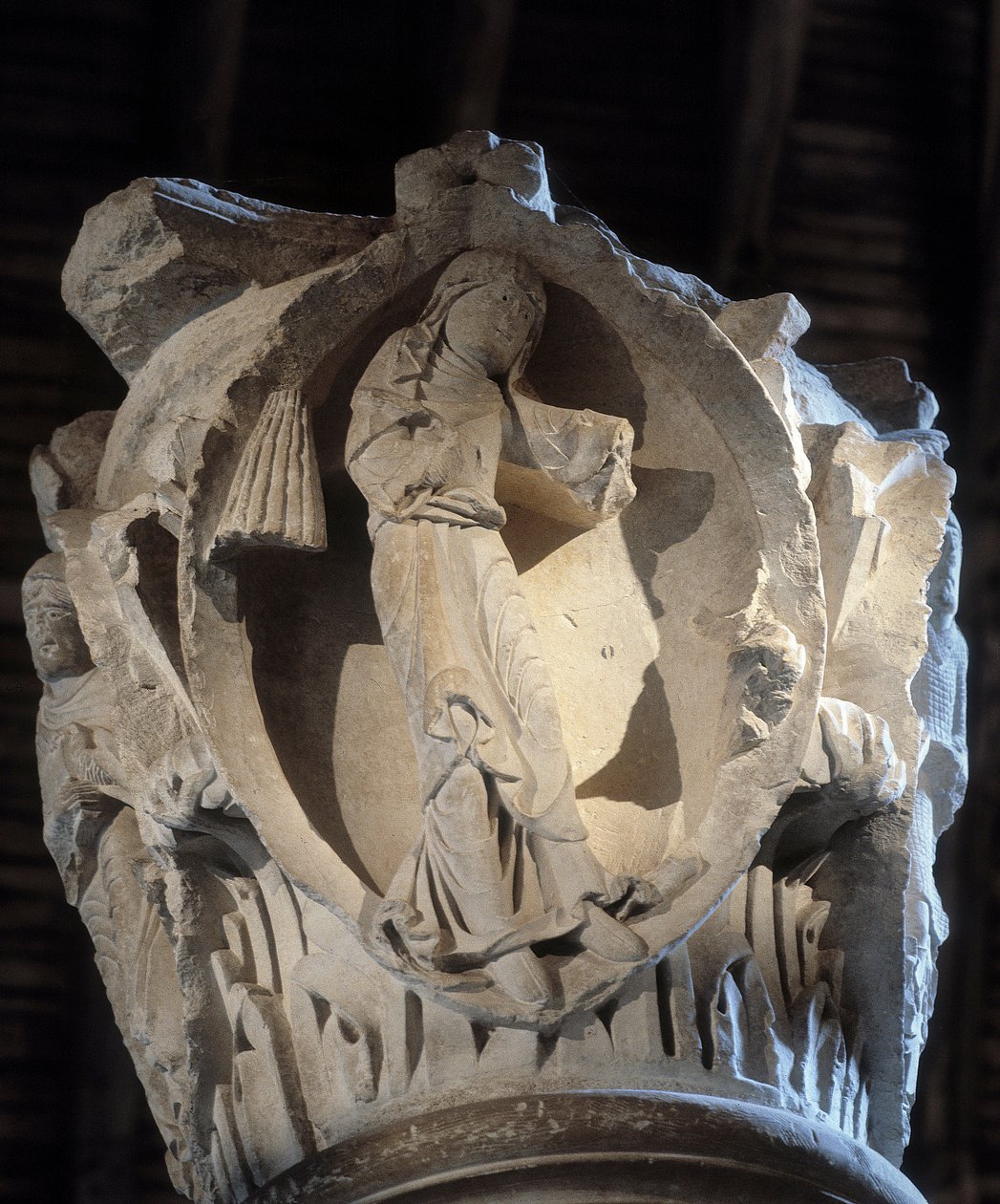 Varovaisuus: kuoron pääkaupunki (veistos tekijältä Romanesque