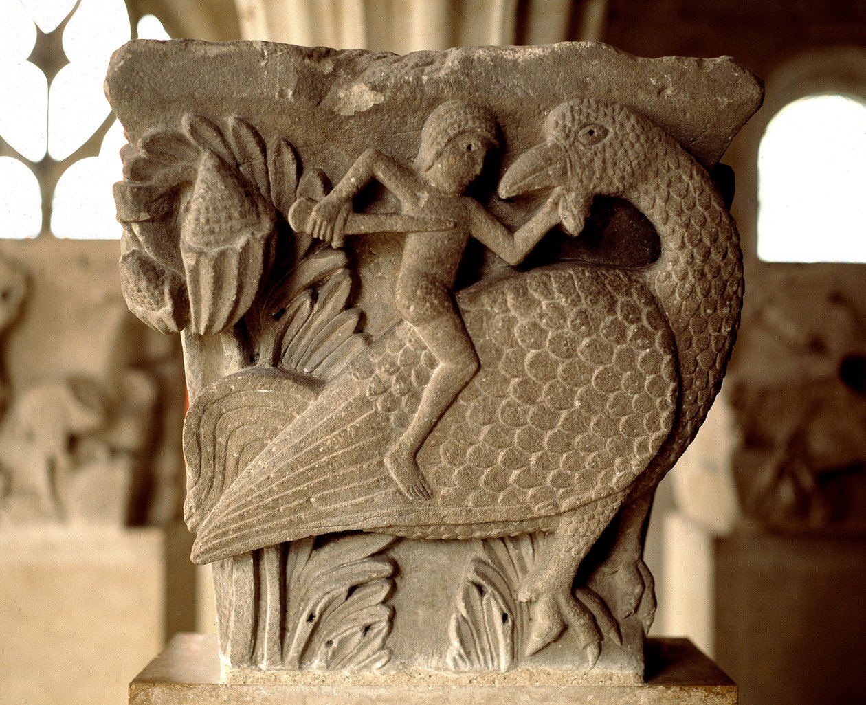 Kuvaus miehen ja linnun välisestä taistelusta (kappitalon veistetty pääkaupunki) tekijältä Romanesque