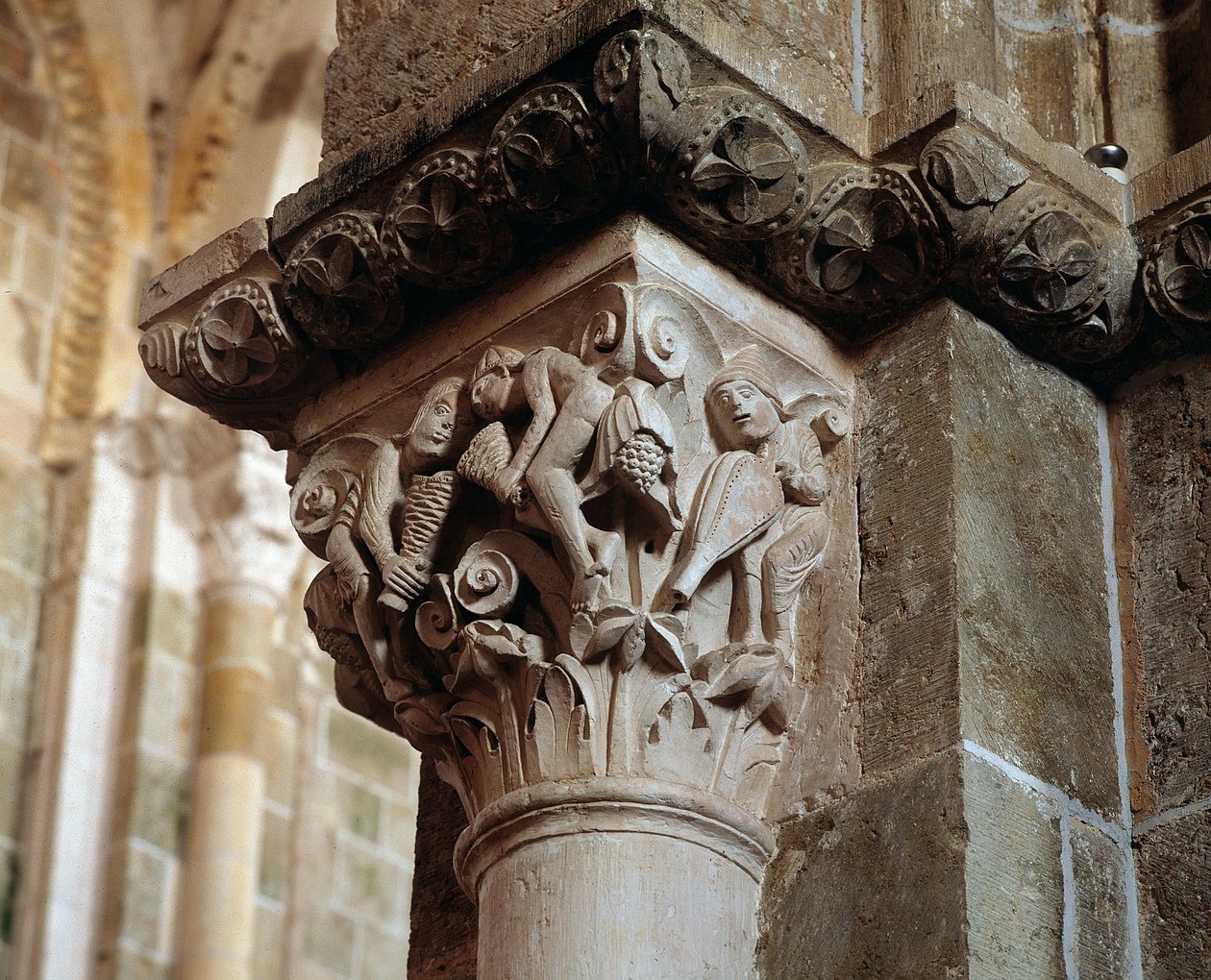 Tuulien esitys (veistetty pääkaupunki) tekijältä Romanesque