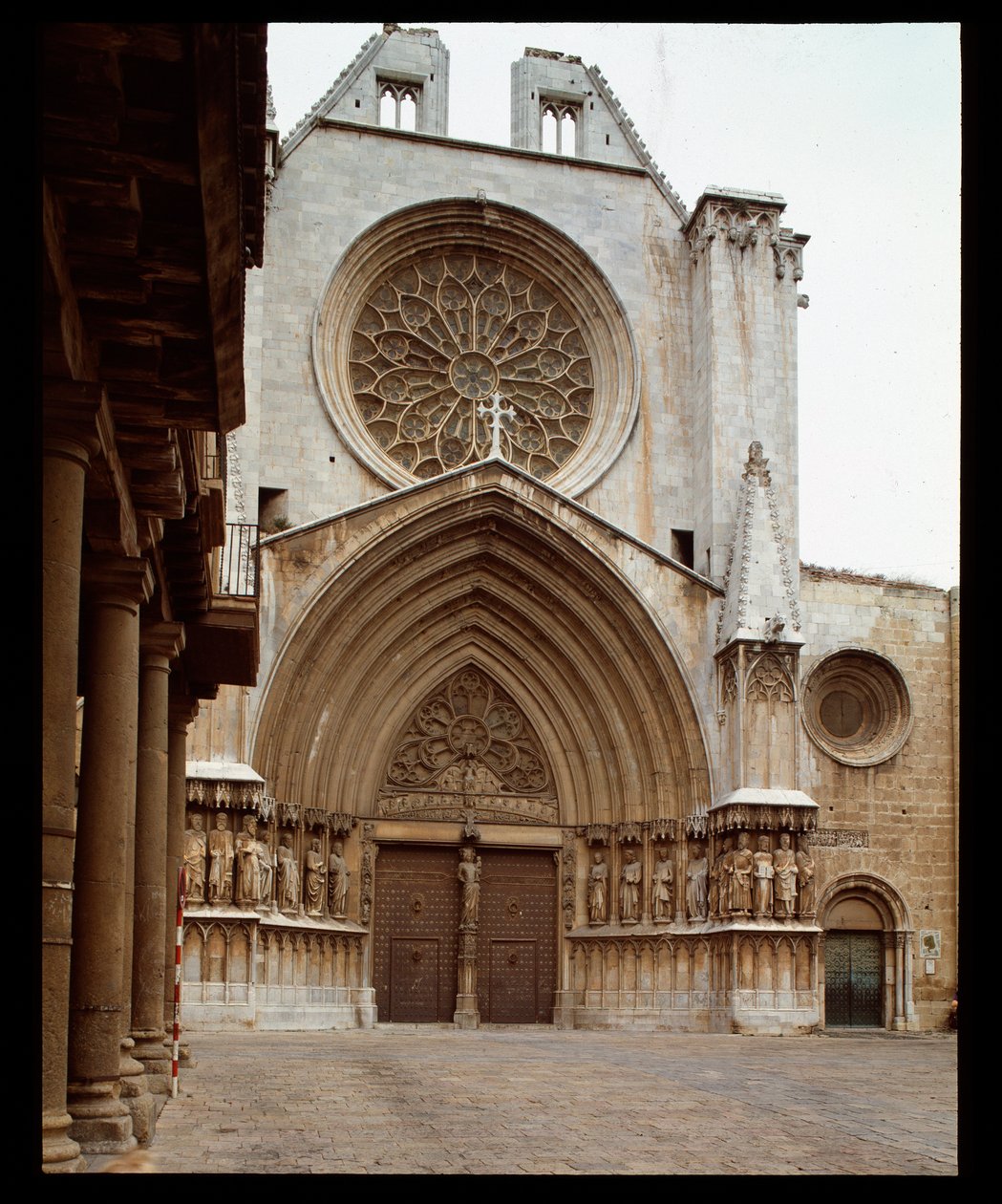 Romaaninen ja goottilainen taide: Cathedrale Sainte Thecle (Sainte-Thecle) julkisivu Tarragonassa tekijältä Romanesque