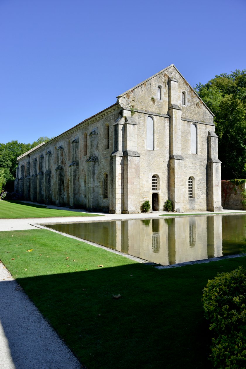 Romaaninen arkkitehtuuri: ulkokuva Fontenayn, Burgundian, 1100-luvun lopulla sijaitsevasta siltercian luostarista (Fontenayn luostari, Burgundia, Ranska: takomo, 1100-luvun loppu) tekijältä Romanesque