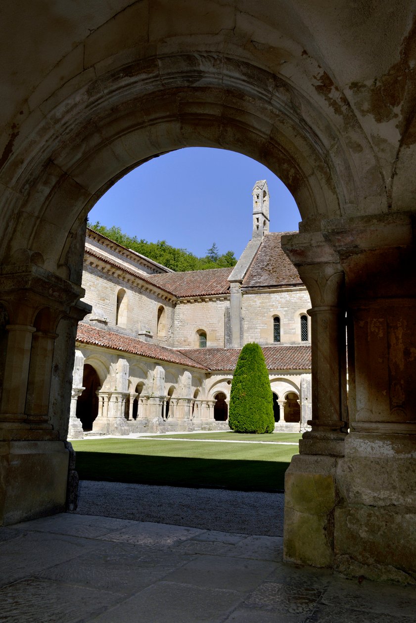 Romaaninen arkkitehtuuri: näkymä kloosterille ja Fontenayn, Burgundian, Cistercian luostarin rakennuksille tekijältä Romanesque
